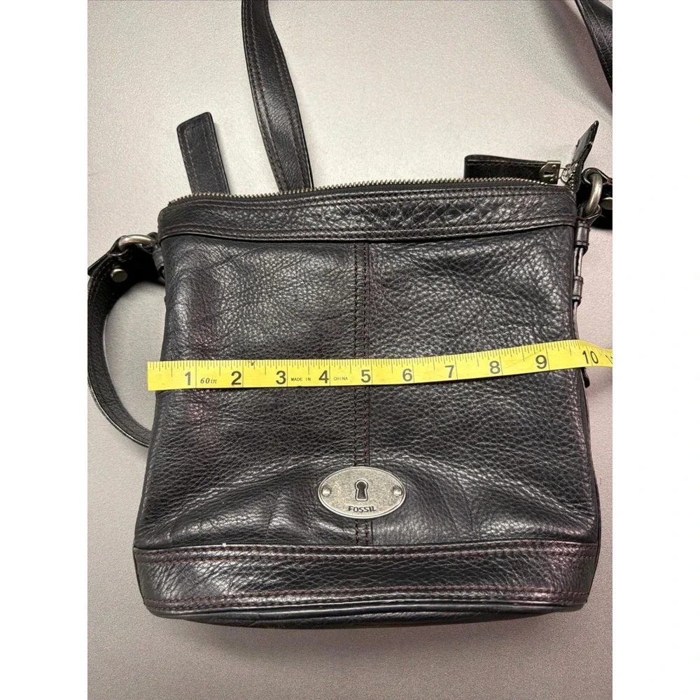 Fossil Black Pebbled Leather Crossbody Bag ZB2544 Silver Tone Keyhole Logo‎